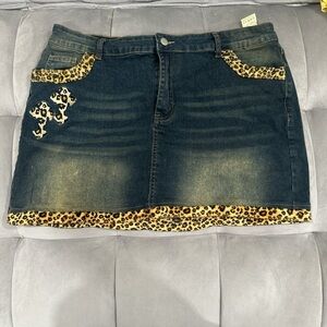ROMWE Denim Skirt with Leopard Accents
